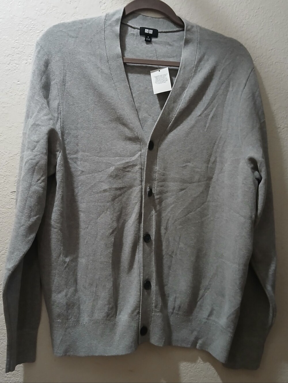 New Uniqlo size M Men’s Gray V-Neck Button Cardigan Sweater